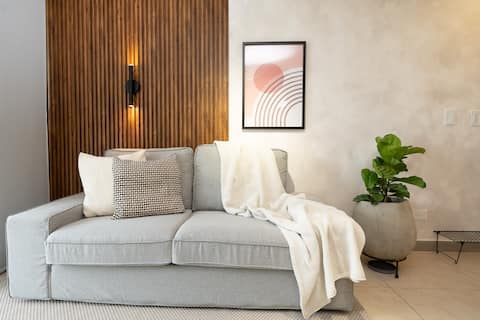 Top performing Airbnb: Magazine-Style Apt: Central, Fast WiFi & Parking in Los Cámbulos