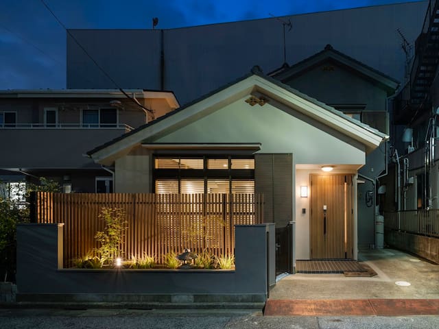 空港送迎・観光タクシーオプションあり！専用サウナ＆ジム完備！広々129㎡/無料駐車場有/最大8名