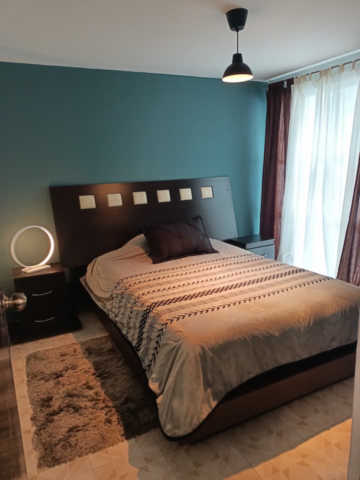 Chumba cha kwanza cha kulala/ Chumba cha kwanza cha kulala 
Kitanda cha watu wawili/ Kitanda cha watu wawili