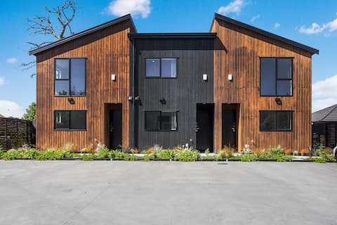 Modern Townhouse by Mangere Mountain near Airport
