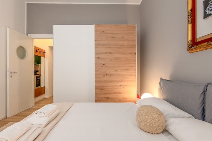 Un oasis de paz, el dormitorio está amueblado con un estilo moderno y refinado. La cama doble es el corazón de esta habitación, que ofrece un ambiente sereno para garantizar un descanso óptimo.
