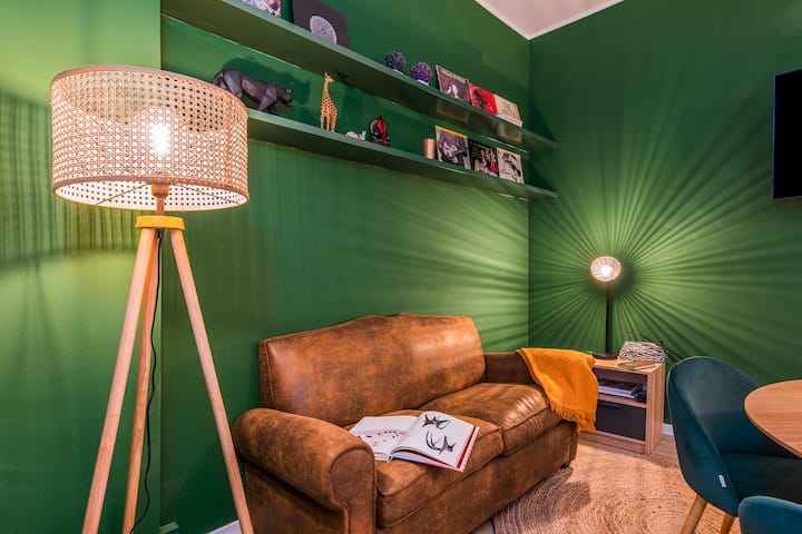 Una acogedora y elegante sala de estar, con un cómodo sofá y muebles refinados. Perfecto para relajarse después de un día explorando Milán, con grandes ventanales que ofrecen luz natural y una vista tranquila.