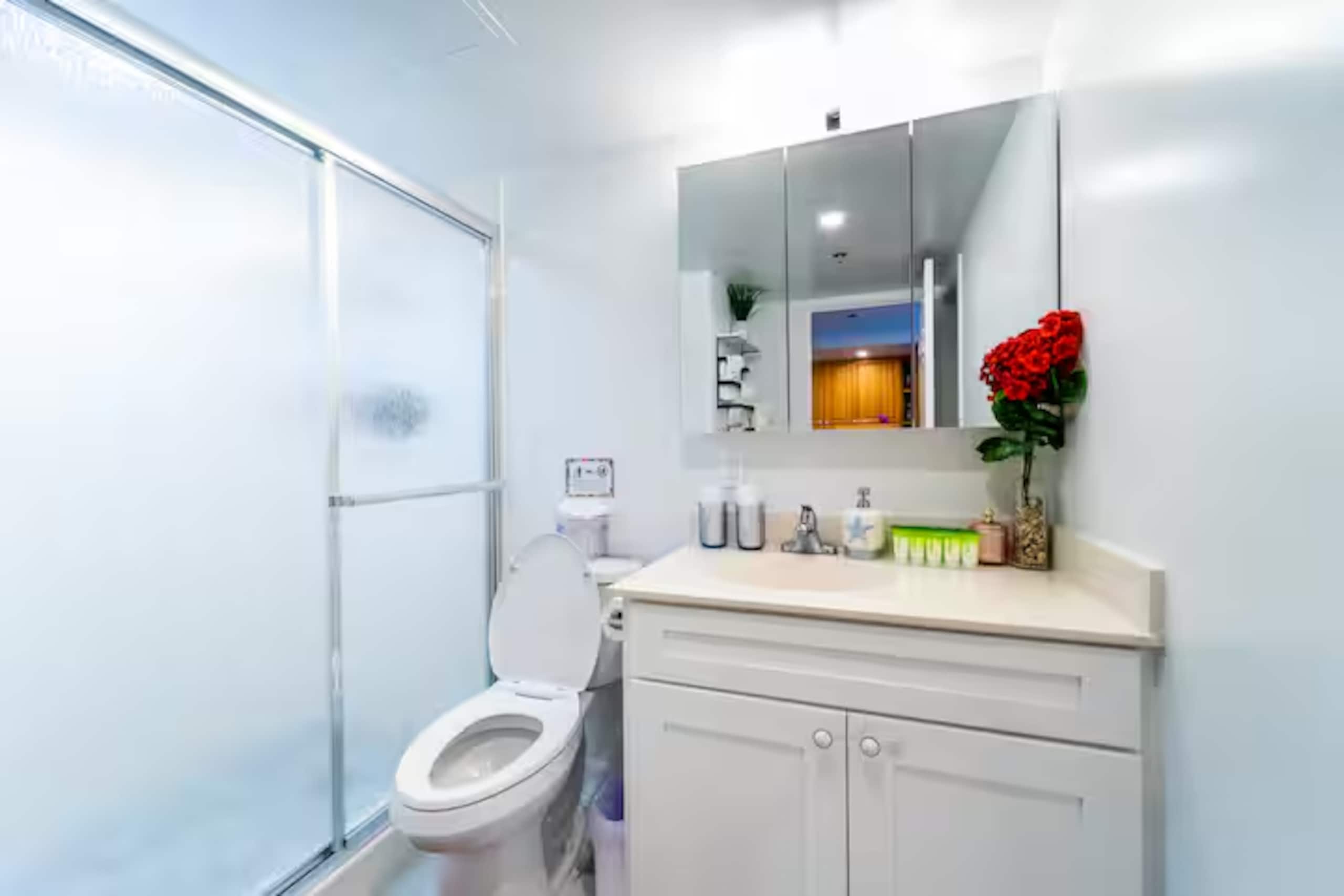 New Listing OceanView Ilikai Waikiki Resort Condo - Image 23