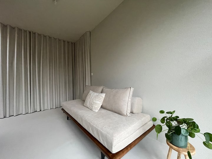 Un sofá cama para usar (2 personas, medio cómodo) y/o las literas para usar. Ducha y lavabo abiertos en el nicho. Separa el inodoro. Ver fotos. La ventana y la puerta de vidrio de la cocina tienen cortinas oscuras. Hay una luz del techo, sin cortina.