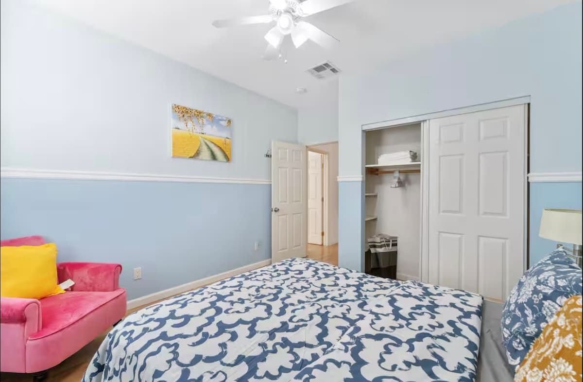 מיטה בגודל קווין סייז בחדר מעוצב באלגנטיות!