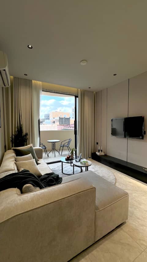 201 Modern 3 Bedroom Apartment with a Living Room