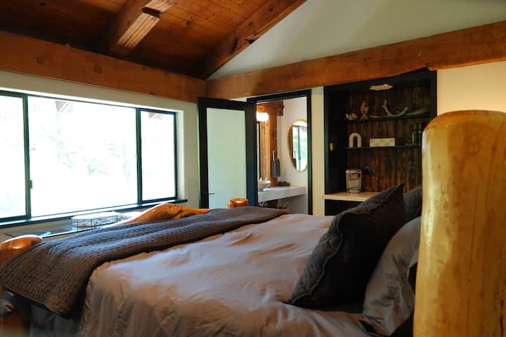 Romantični apartman za parove s privatnom kupaonicom. Kupaonica ima dva umivaonika i veliku kadu u tuš-kadi. Mini-hladnjak, aparat za kavu, zasebna klima-uređaj i pogled na rijeku Kaweah.