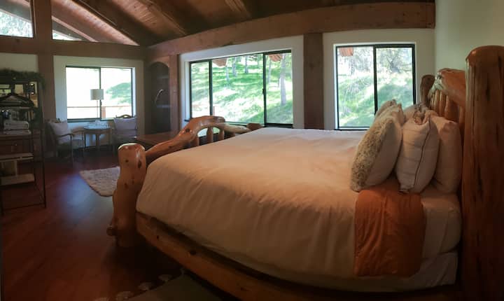 Sunrise Bedroom and wrap-around balcony with unbstructed views of Sequoia National Park. Veliki bračni krevet izrađen po mjeri, prostor za sjedenje za dvije osobe i aparat za kavu Keurig.