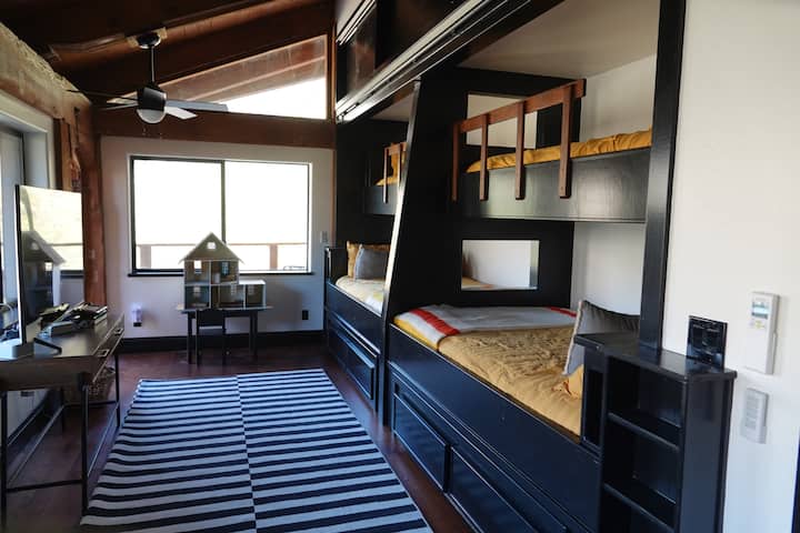 Soba s krevetima na kat s 2 bračna kreveta i 2 odvojena ležaja, velikim televizorom i Nintendo Wii