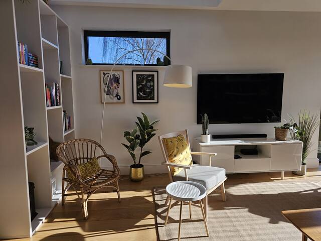 Kaimes Bright Garden Getaway gallery image 5