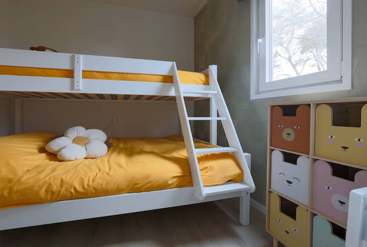 חדר שינה עם מיטות קומתיים. יש מיטת קמפינג לתינוק. למטה יכולים להלין 2 אנשים (140x200) ולמעלה אדם אחד (90x200). בחדר יש ארון, מנורת לילה, חימום ווילון האפלה.