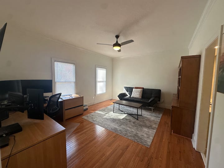 غرفة نوم من المستوى الأول مع حمام داخلي ومساحة عمل 