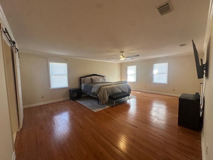 غرفة نوم رئيسية مع حمام داخلي وخزانة ملابس 