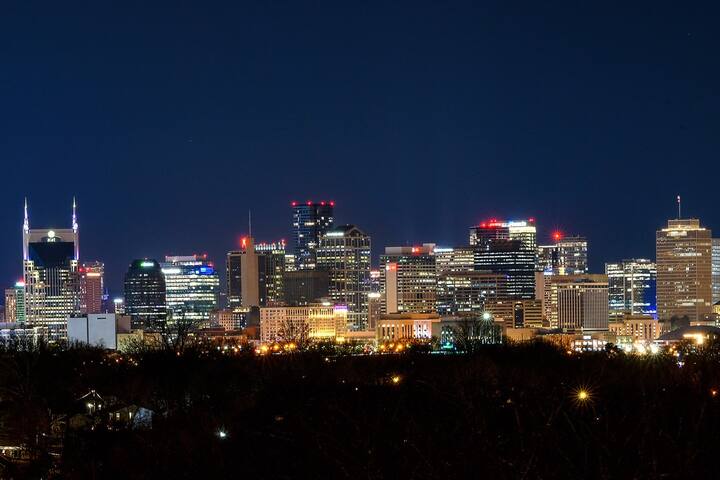 Lux East Nash Retreat/11 Beds gallery image 4