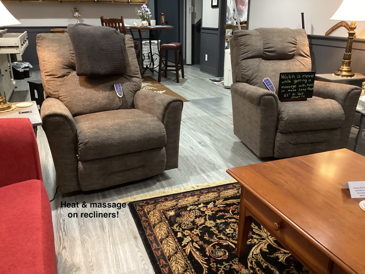 โซฟา เก้าอี้เอนกายเลเซอร์บอยพร้อมความร้อนและการนวด โคมไฟอ่านหนังสือ สมาร์ททีวีขนาด 55 นิ้ว หนังสือและเกม 