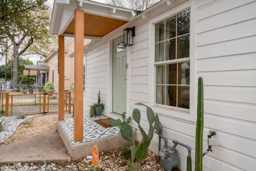 East 4th St Bungalow – Walkable