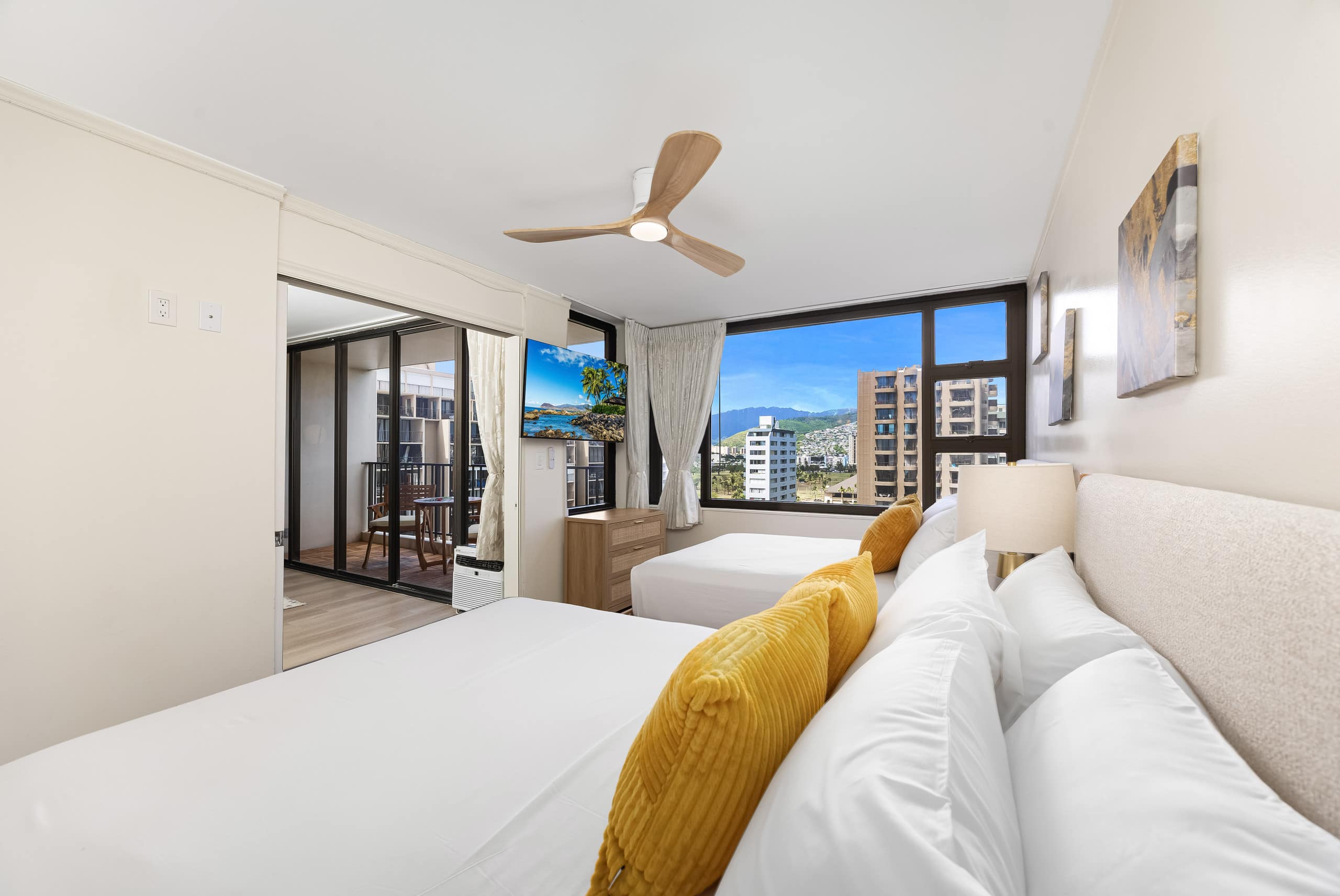Condo in Honolulu · ★4.77 · 1 bedroom · 3 beds · 1 private bath - Image 34