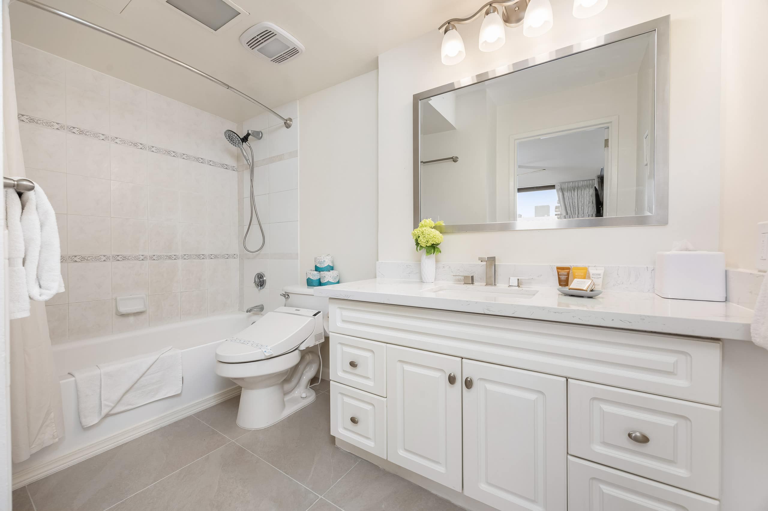 Condo in Honolulu · ★4.77 · 1 bedroom · 3 beds · 1 private bath - Image 39