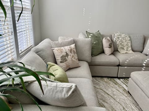 Top Airbnb: Luxurious & Newly Furnished Cary Townhome in Raleigh / Cary