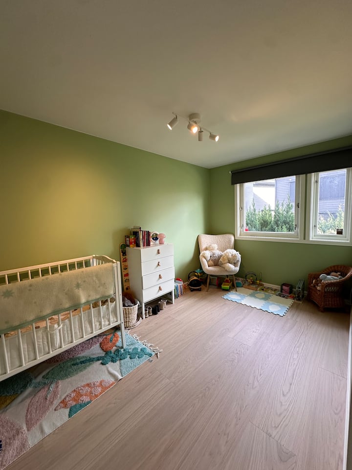 De wieg kan worden verwijderd en een eenpersoons- of tweepersoonsluchtmatras kan naar behoefte worden geplaatst. 