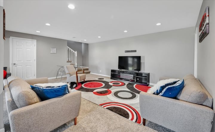 Big 5br | Fenced Yard, Basement, Pets Stay Free - Bellevue, NE