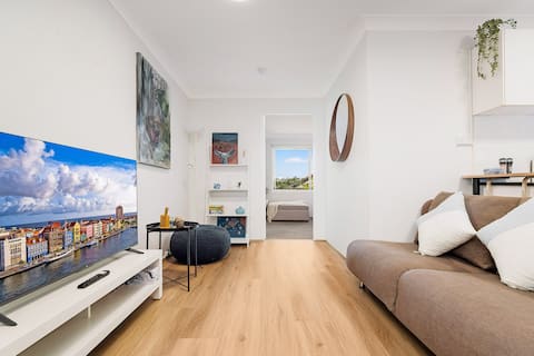 Beach & Brushstrokes | Artful Hideaway in Cronulla