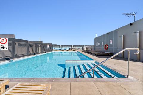 Melb Retreat Rooftop Pool 2BR, 2Bath, Free Parking