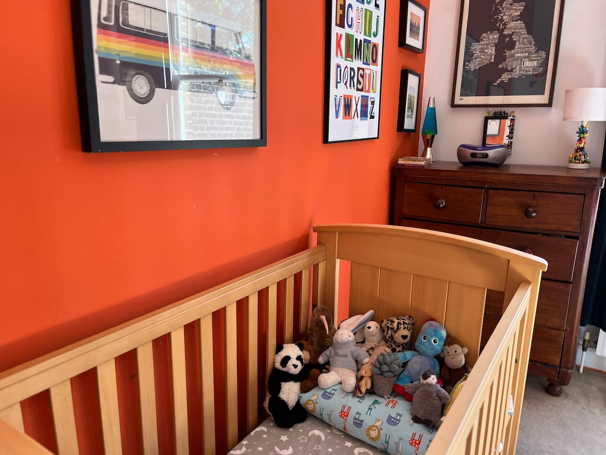 Habitación para niños con cama cuna
