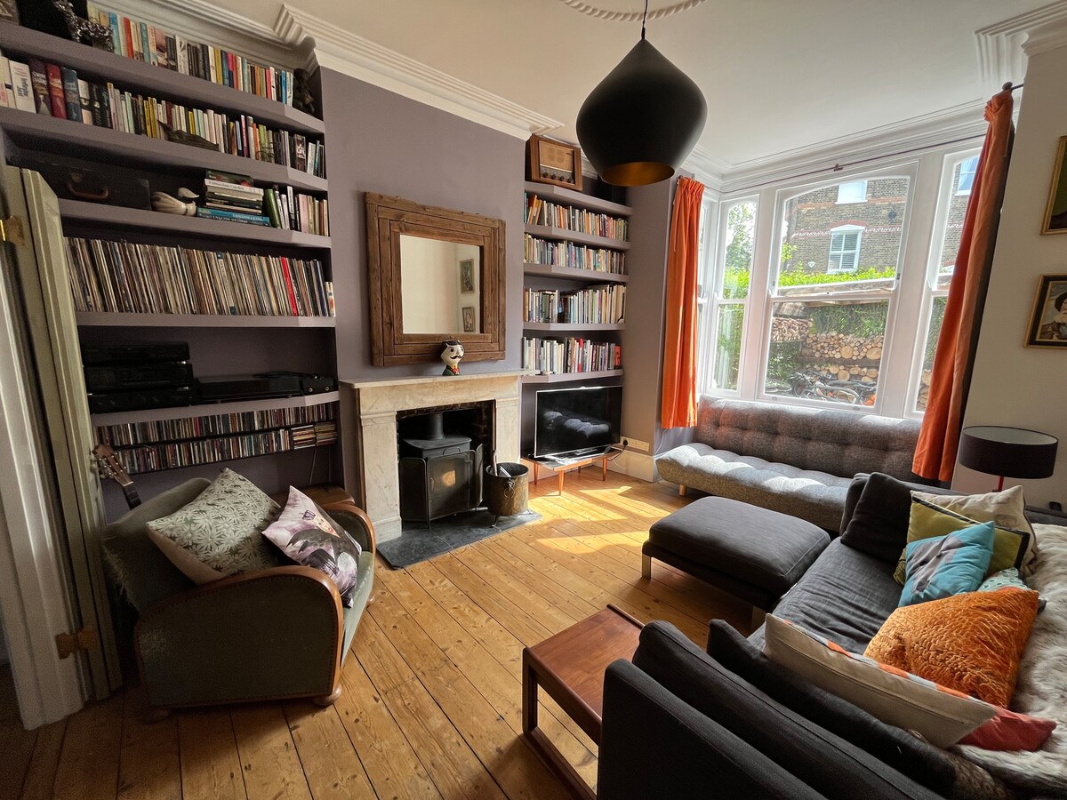 Sala con TV inteligente y quemador de leña