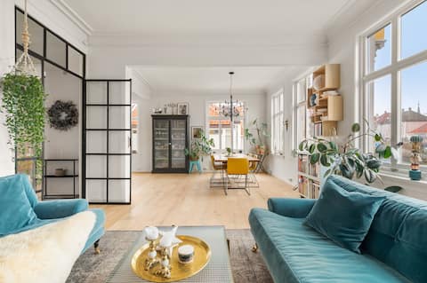 Historic Townhouse – With Rooftop & Free Parking