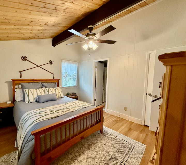 მე-2 საძინებელი ტელევიზორითა და ჭერის ვენტილატორით