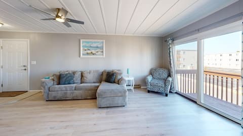 Top Airbnb: 2BR OCMD Condo | Pool | Linens Included in Ocean City