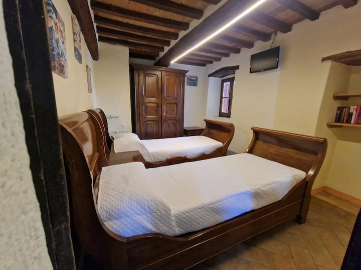 Dhomë gjumi me krevate tek