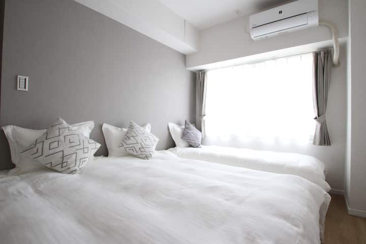 Spálňa 2 má manželskú posteľ a jednolôžko, ktoré môžete pohodlne použiť na počet hostí a ich účel.Je to relaxačný priestor, kde si môžete v noci oddýchnuť s pokojne sfarbeným interiérom.Počas svojho pobytu si môžete oddýchnuť doma.