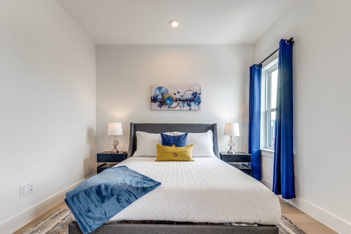 Naša prostrana spavaća soba s bračnim krevetom na 3. katu uključuje krevet od memorijske pjene od 10 inča te privatnu kupaonicu s kadom/tušem i ugradbenim ormarom.  Pogledajte svjetla u boji u našim noćnim ormarićima!  U ovoj se prostoriji nalaze i pametni TV i radni stol.