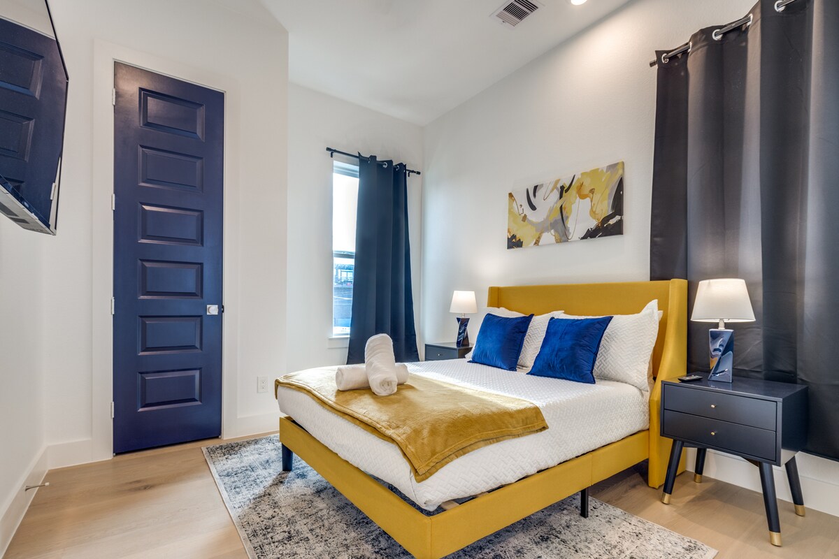 Naš 3. krevet nalazi se na 2. katu i uključuje bračni krevet od memorijske pjene od 10 inča.  Uključeni su i Smart TV i ventilator.