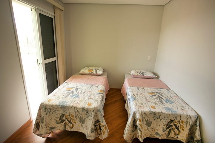 Suite nummer 3 met 2 eenpersoonsbedden of queensize bed. Deze suite is voorzien van een balkon.