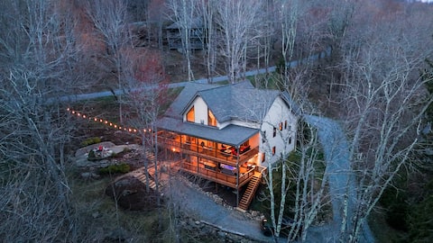 Popular Airbnb listing: Huge decks, Hot Tub, Fire Pit & Dog Friendly in Seven Devils