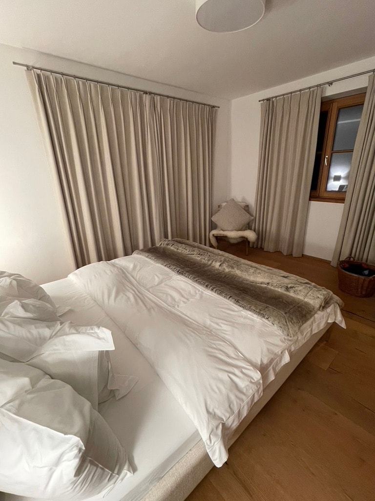 Este dormitorio tiene una cama doble grande y un baño privado con una gran ducha.