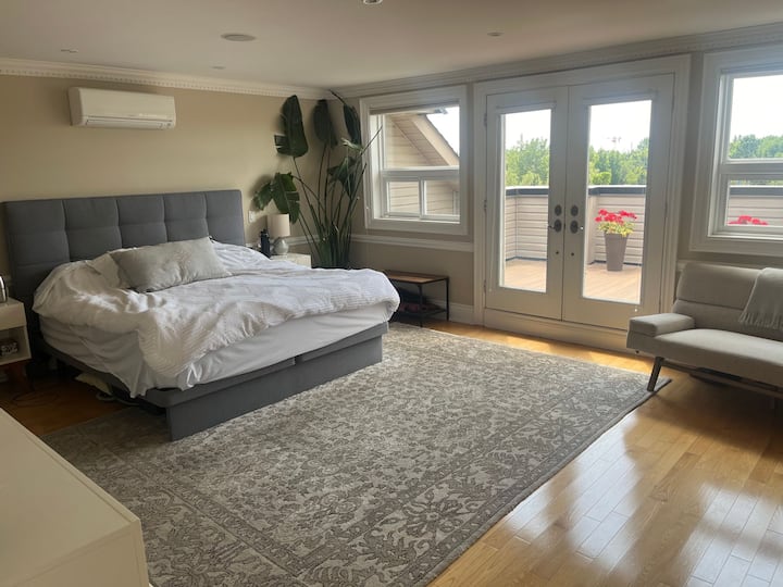 Chambre principale avec lit King Size et salle de bain attenante