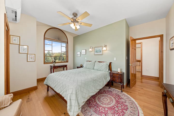 Спална соба 1 со брачен кревет (широк 150-179 см) и прозорец со поглед кон градините.