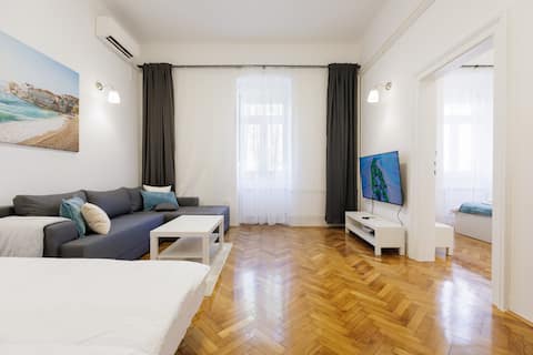 Successful Airbnb property: BRAND NEW apt 2 rooms 2 baths 2xACs, top location in Donji Grad