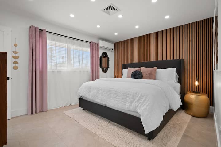 StayNaples | Pink & Teal | Primaire slaapkamer (kingsize bed) met aangrenzende complete badkamer 