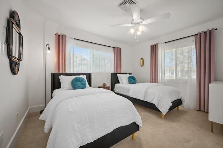 StayNaples | Pink & Teal | Tweede slaapkamer met twee eenpersoonsbedden