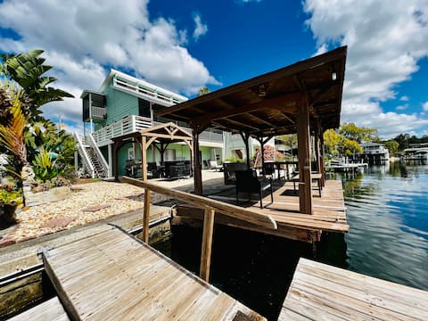 SEA COW RIVER HOUSE - KAYAKS AND CANOES INCLUDED!