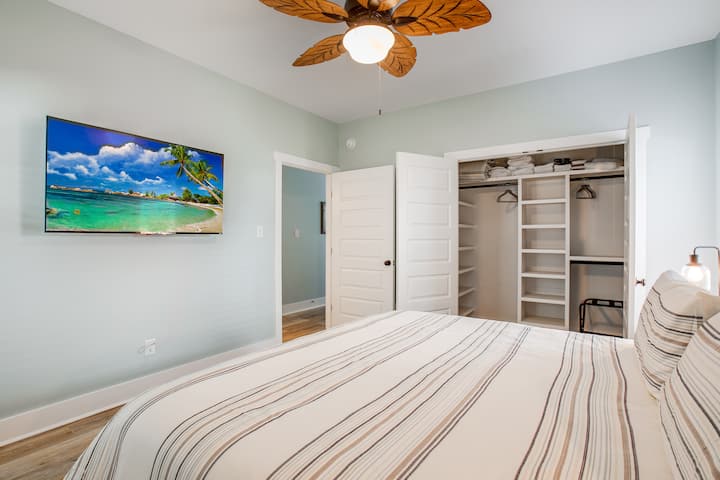 استمتع بمشاهدة فيلم على تلفزيون روكو 55بوصة للحصول على بعض الترفيه المريح. توفر الخزانة مساحة كبيرة لتعليق الملابس، مما يضمن لك تفريغ أمتعتك بشكل مريح. لدينا أيضًا خزانة ملابس جديدة تحت التلفزيون لراحتك، على الرغم من أنها لم يتم تصويرها