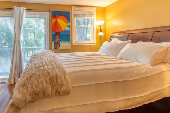 Качете се за да се опуштите.  Поглед кон уредената тераса се гледа од прозорците.