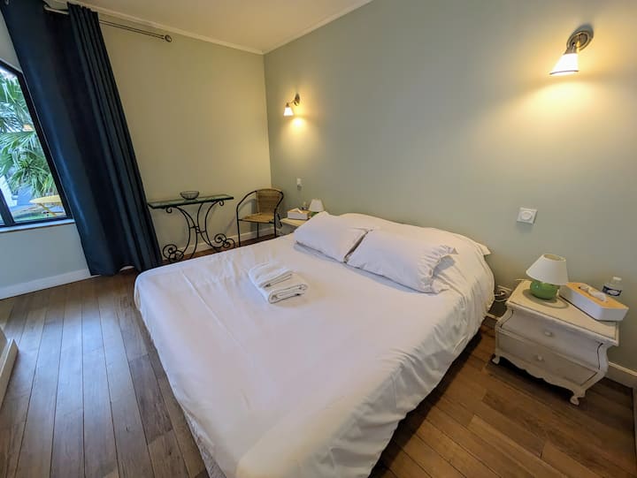 Спомагателна къща, на приземния етаж:
Втора основна спалня от 13 м² (двойно легло 160x200), гардероб, със собствена баня (вана) и тоалетна,