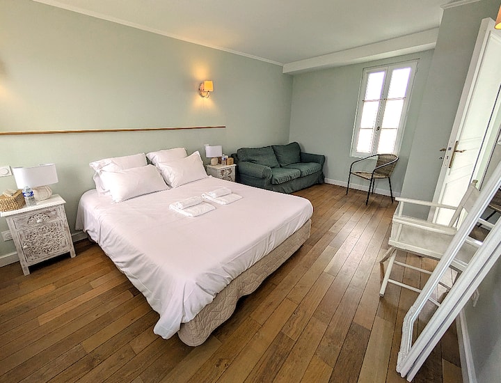 Спомагателна къща, на 1-ви етаж:
 Трета спалня от 18 м² (двойно легло 160x200) с гардероб и разтегателен диван,