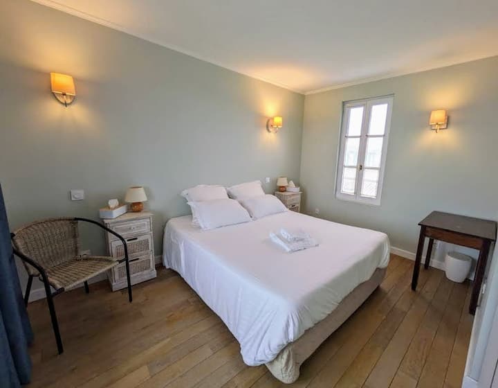 Спомагателна къща, на 1-ви етаж:
четвърта спалня от 12 м² (двойно легло 160x200) с гардероб, бюро и фотьойл,